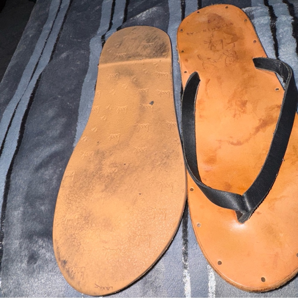 Beek Seabird Handmade Brown Leather Flip Flops with Black Straps - Picture 3 of 4